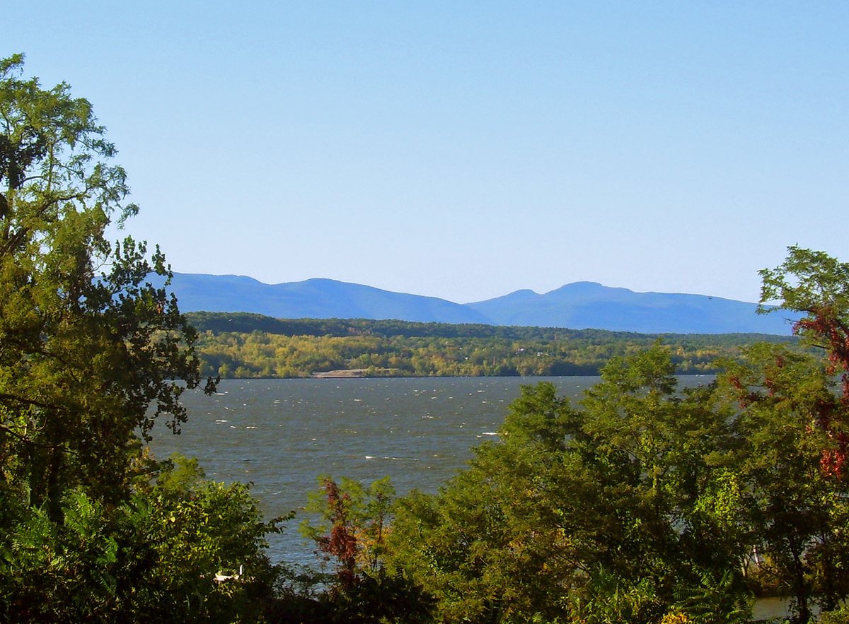 Hudson, NY - File:Catskills beyond Hudson.jpg - Wikimedia Commons